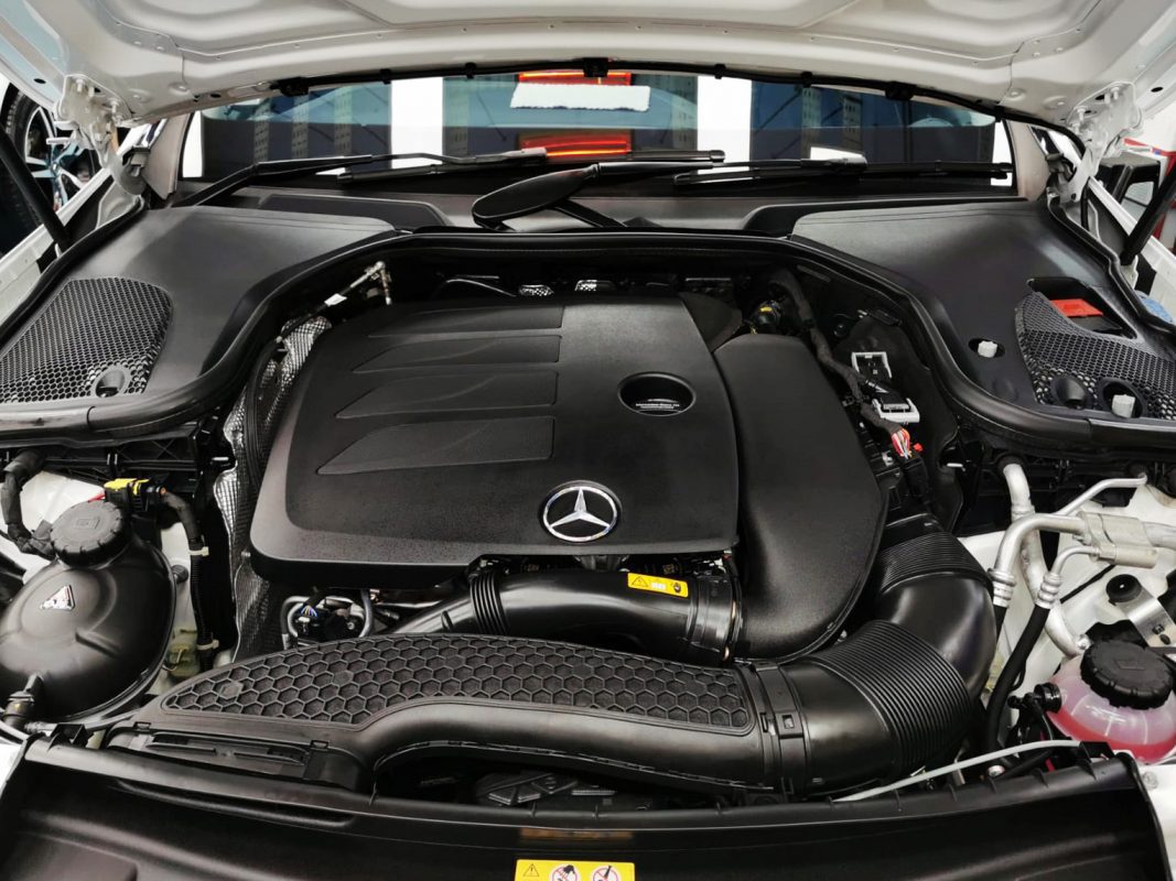 Detail of the Mercedes-Benz E200's bodywork sealed with ZeTough Titanium.