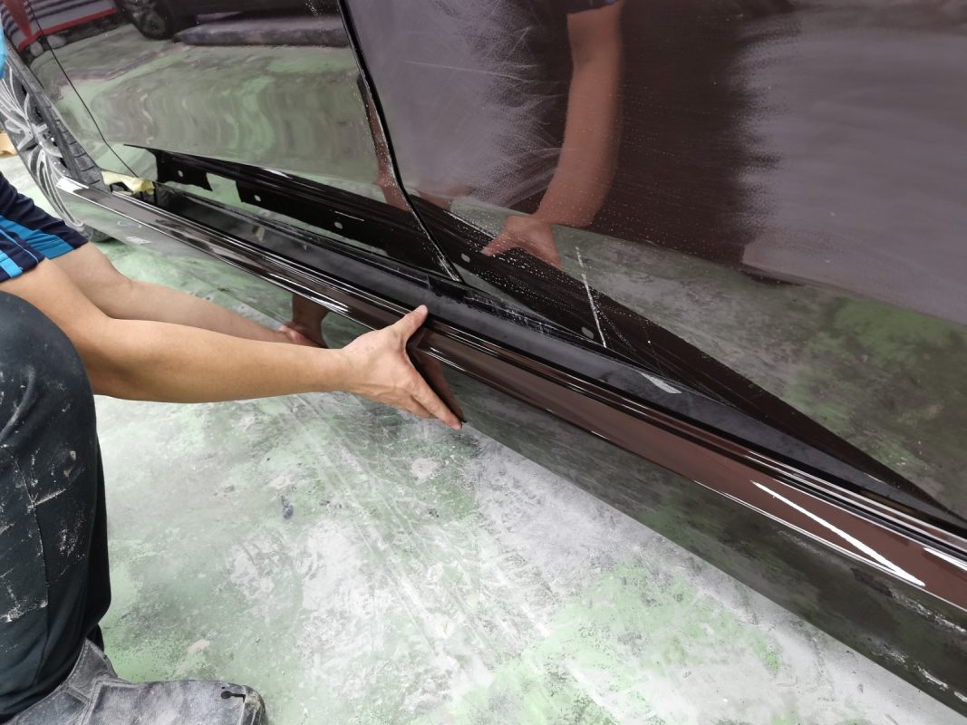 Previously removed car parts being refitted onto the E200.