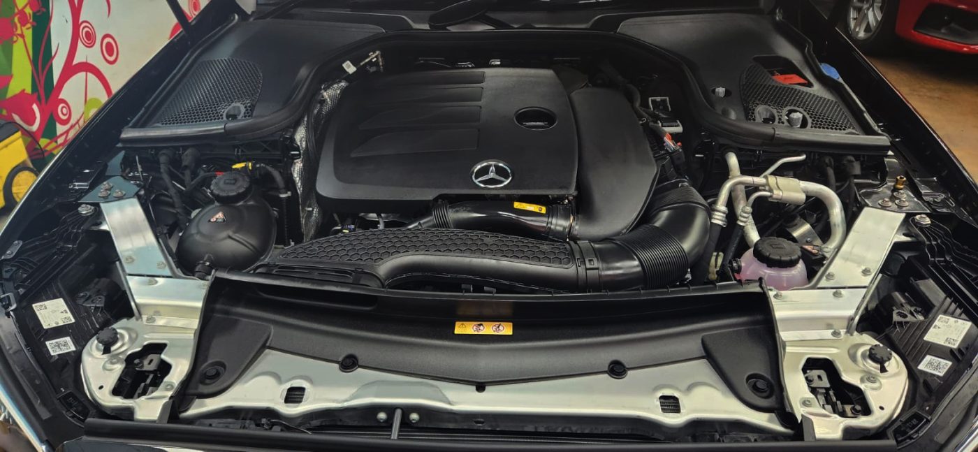 Detail of the Mercedes-Benz E200's bodywork sealed with ZeTough Titanium.