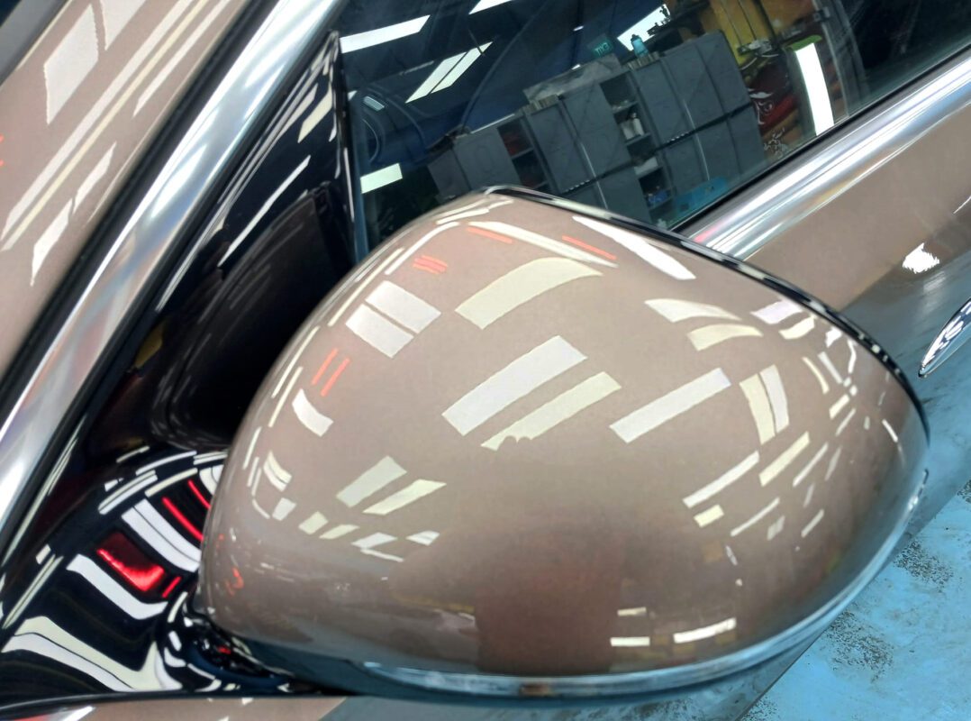 Side panel of the Mercedes-Benz E200 with the titanium finish locked in.