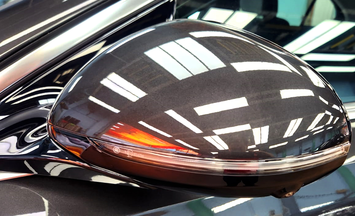Side panel of the Mercedes-Benz E200 with the titanium finish locked in.