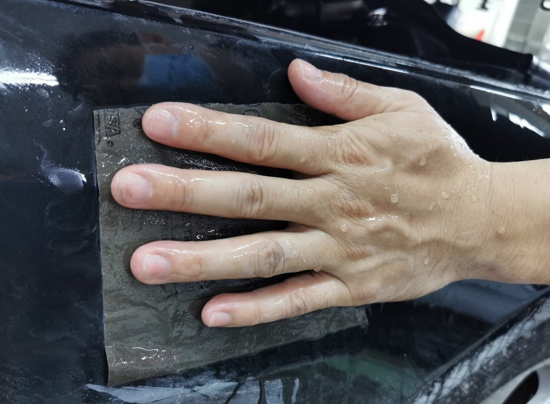Levelling the body of the E250 in preparation for spraying.