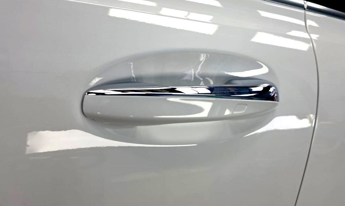Side panel of the Mercedes-Benz EQB 250+ with the titanium finish locked in.