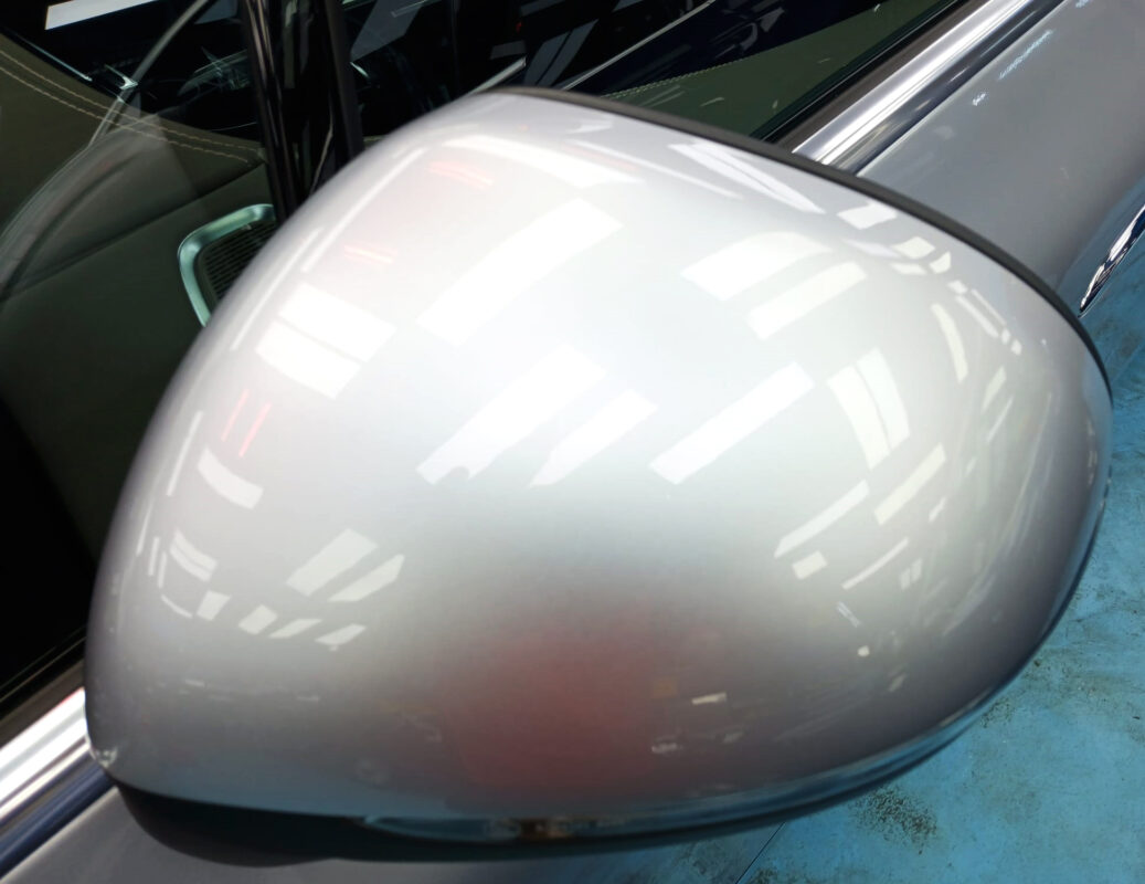 Detail of the Mercedes-Benz EQE 300's bodywork sealed with ZeTough Titanium.