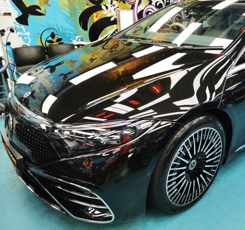 Side view of the Mercedes-Benz EQS 450+ after the titanium coating.