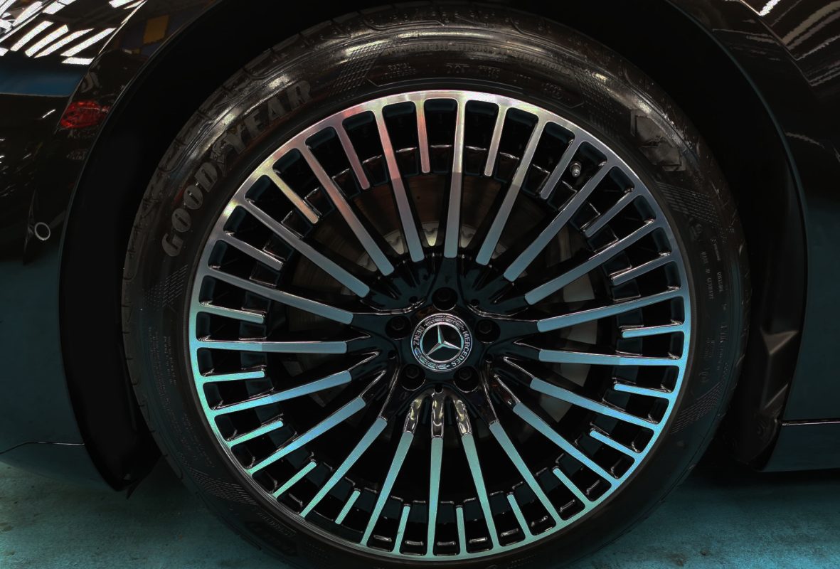 Side profile of the Mercedes-Benz EQS 450+ with the coating sealed in.