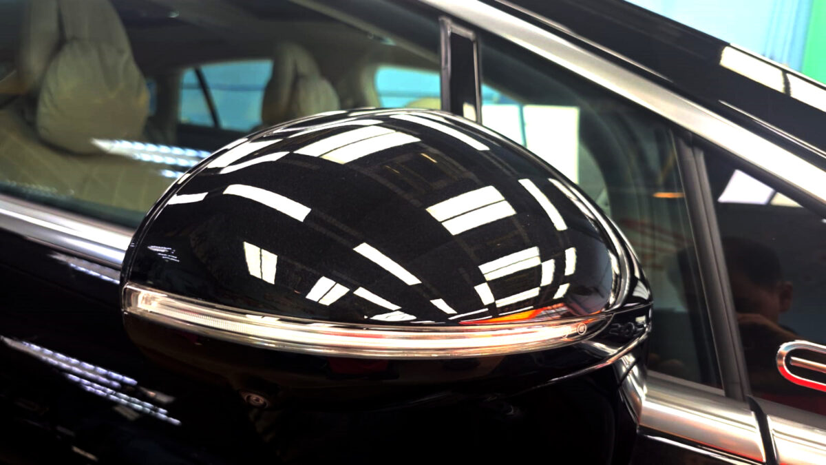 Side panel of the Mercedes-Benz EQS450 with the titanium finish locked in.