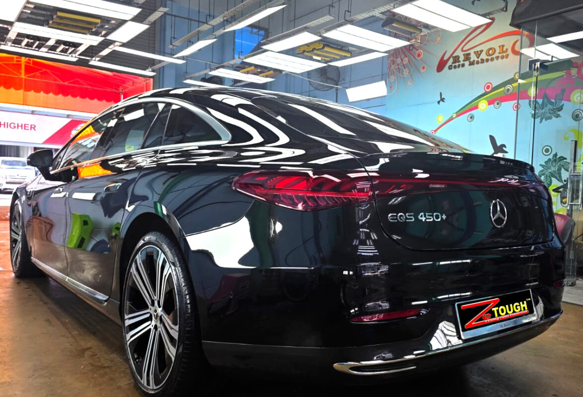 Front three-quarter view of the Mercedes-Benz EQS450 after coating.