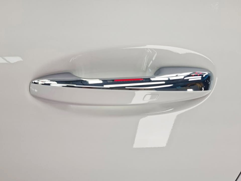 Chrome door handle on the glossy white door of the GLA 180.