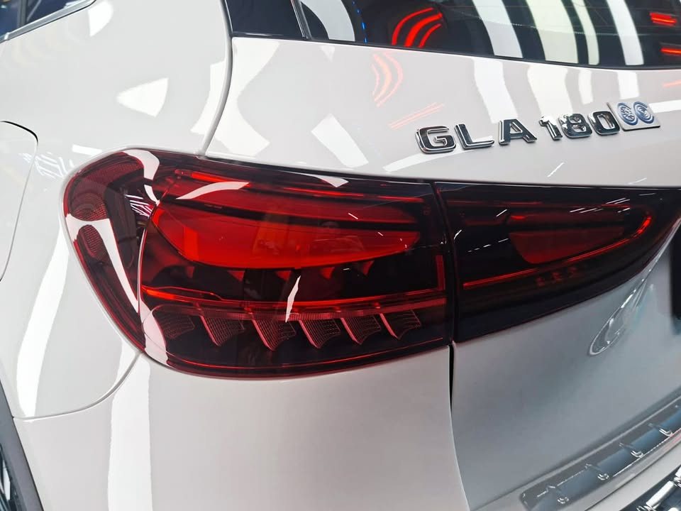 Red tail lamp and GLA 180 badge on the white tailgate.
