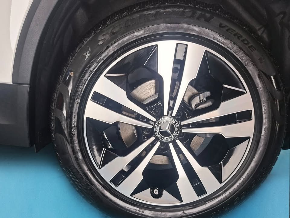 Two-tone five-spoke alloy wheel on the Mercedes-Benz GLA 180.