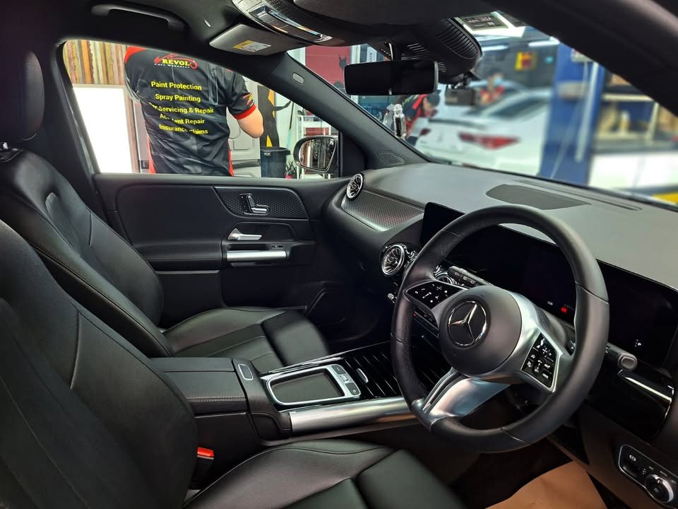 Black front seats, steering wheel and dashboard inside the GLA 180.