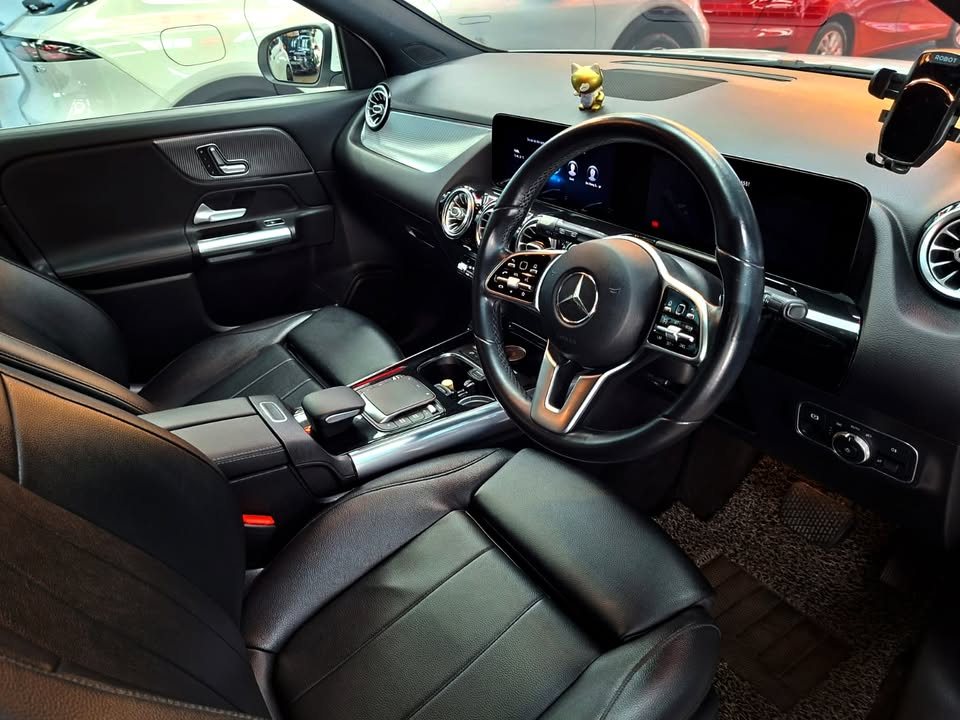 Black leather seats, steering wheel and dashboard inside the GLA 180.
