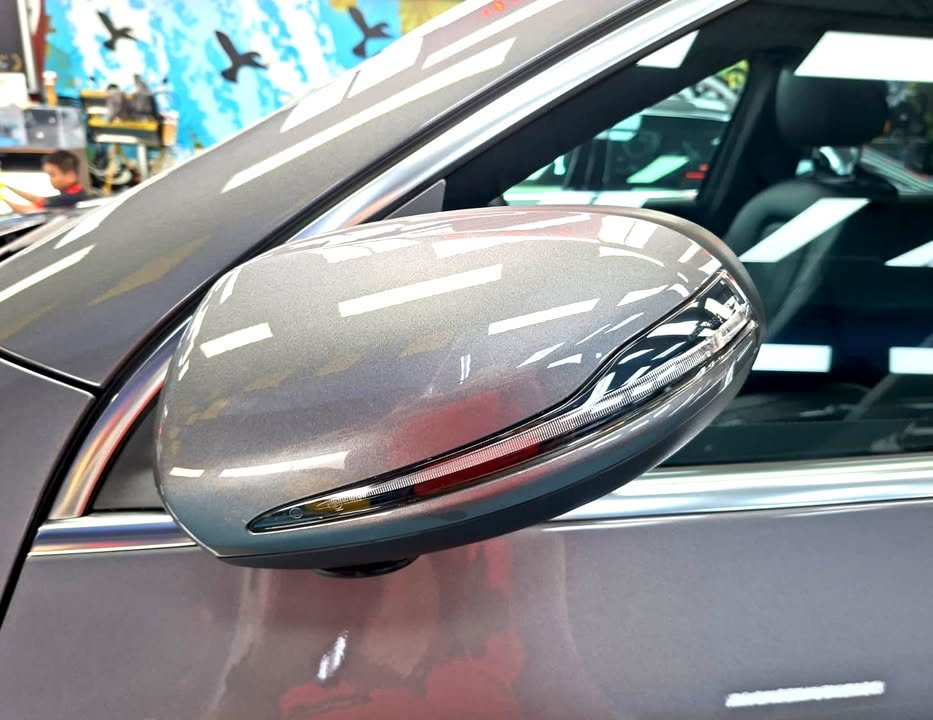 Grey mirror cap on the GLA 180 reflecting the ceiling lights.