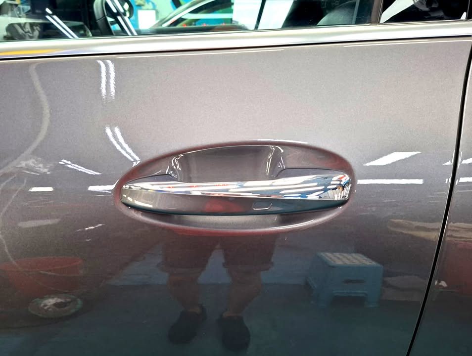 Chrome door handle on a grey GLA 180 door panel.