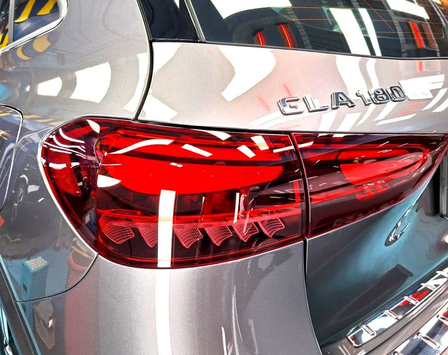 Close-up of the GLA 180 tail light and badge.