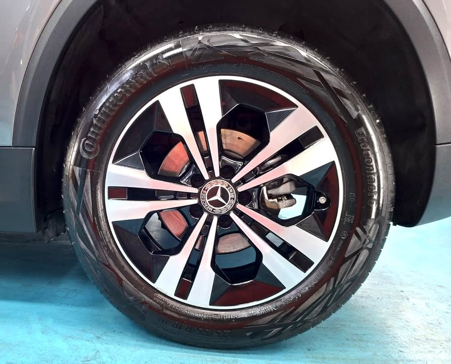 Two-tone five-spoke alloy wheel on the GLA 180.
