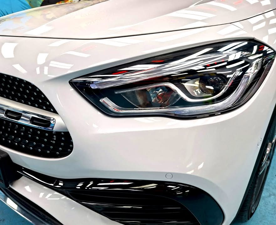 Close-up of the GLA 200 headlamp and white front wing.