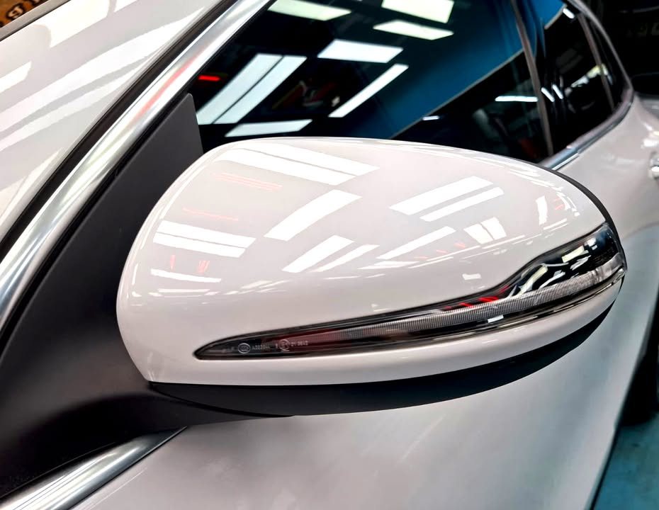 White door mirror with chrome strip on the GLA 200.