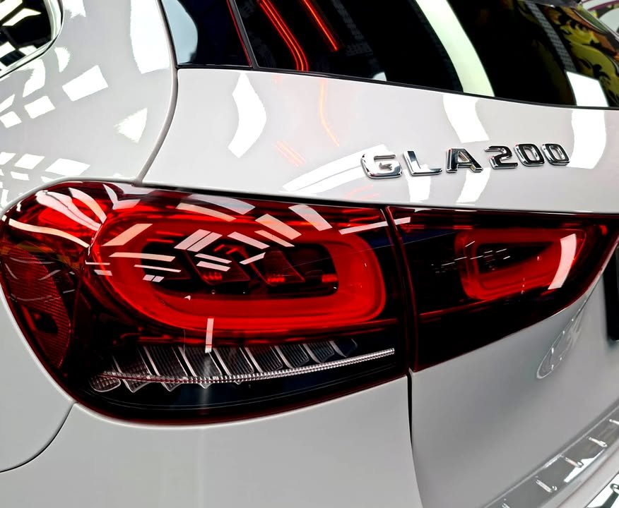Close-up of the GLA 200 tail lamp and GLA 200 badge.