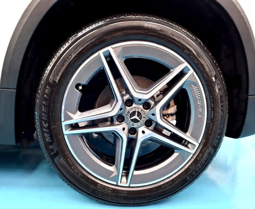 Five-spoke alloy wheel on the white GLA 200.