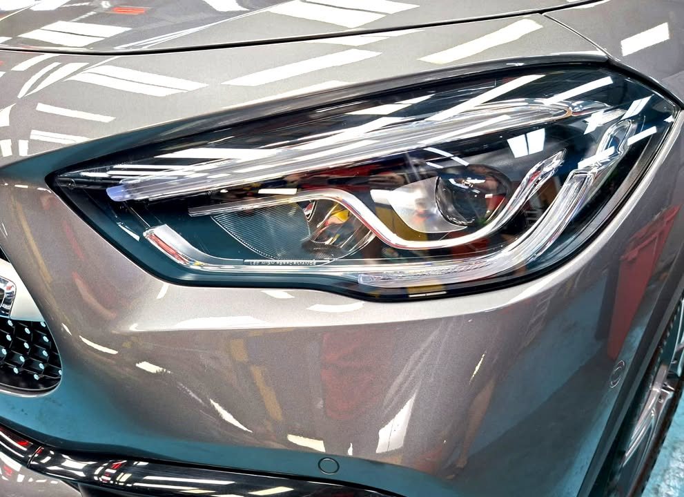 Close-up of the GLA 200 headlamp and grey front wing.
