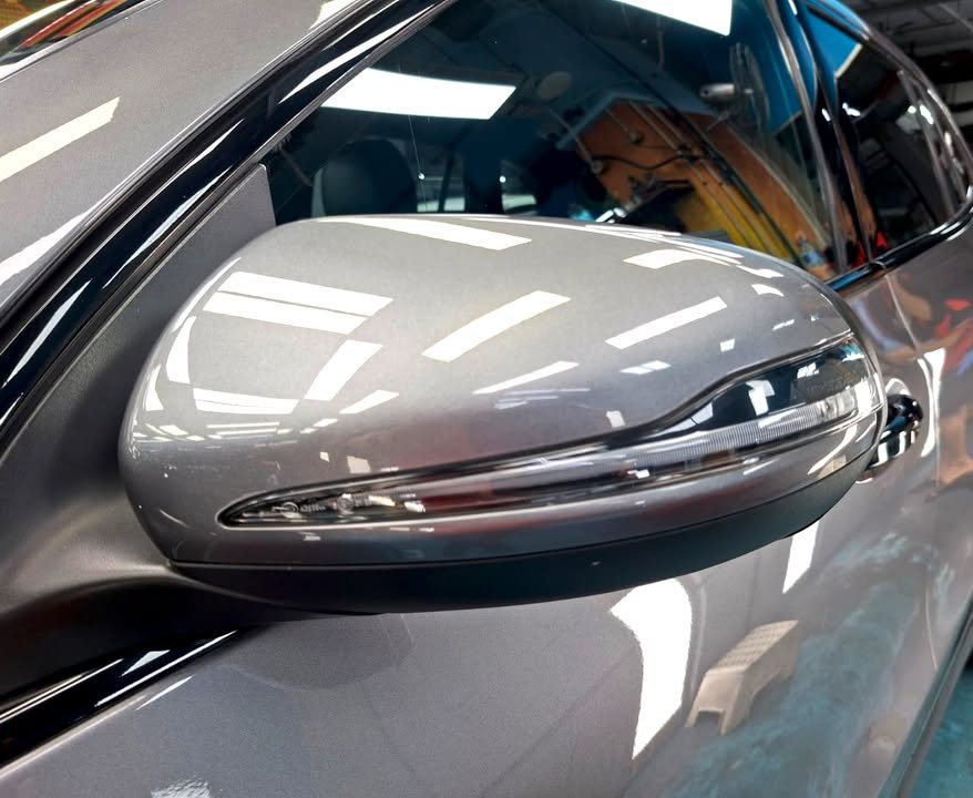 Grey door mirror with chrome strip on the GLA 200.