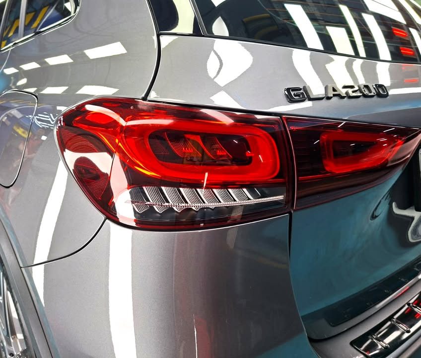 Close-up of the GLA 200 tail lamp and GLA 200 badge.