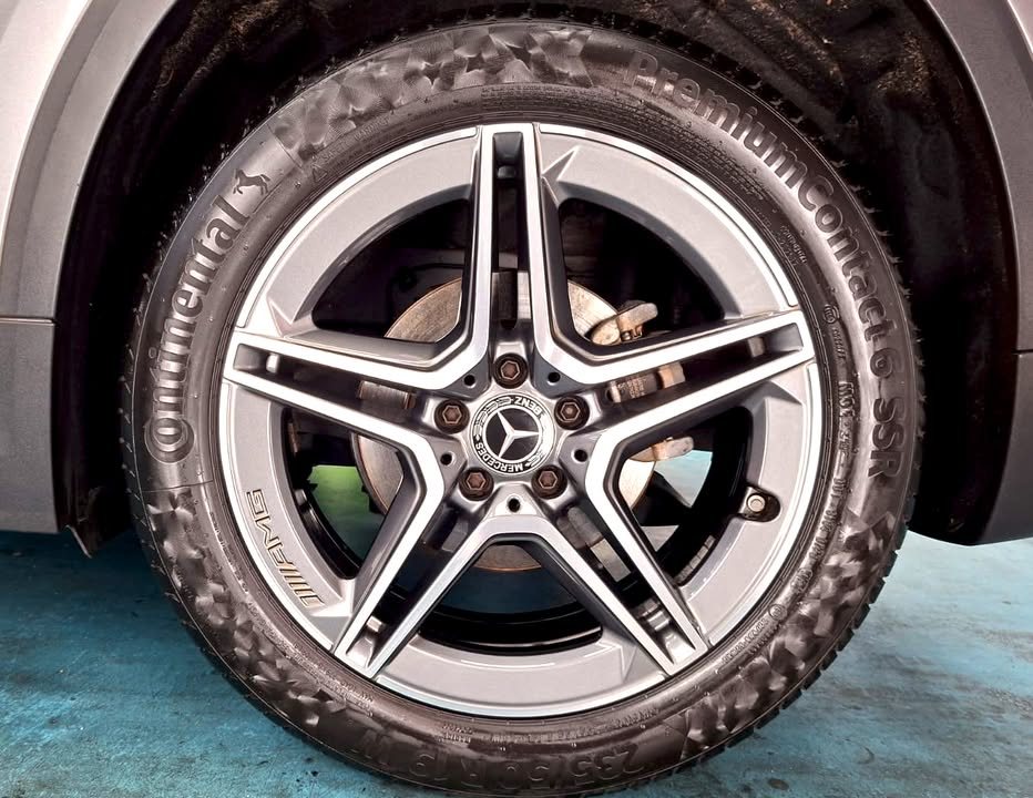 Five-spoke alloy wheel on the grey GLA 200.