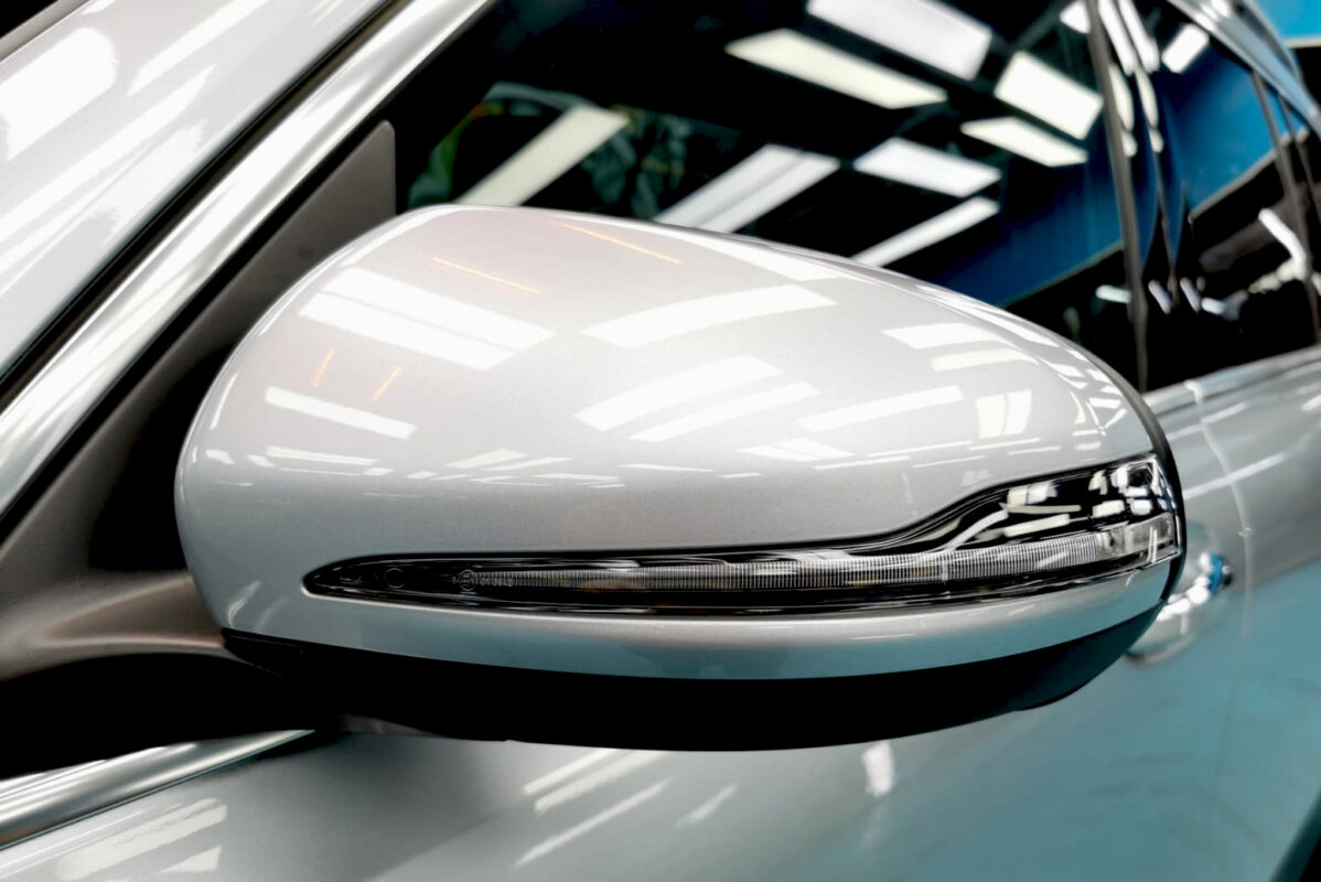 Side panel of the Mercedes-Benz GLB 180 with the titanium finish locked in.