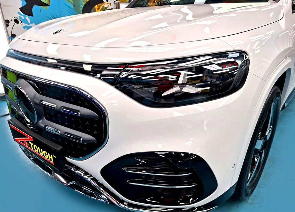 Front of the white GLB 200 showing the grille, headlamp and gloss on the bonnet.