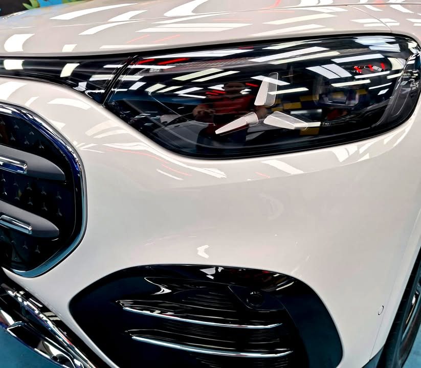 Close-up of the headlamp and front bumper intake on the white GLB 200.