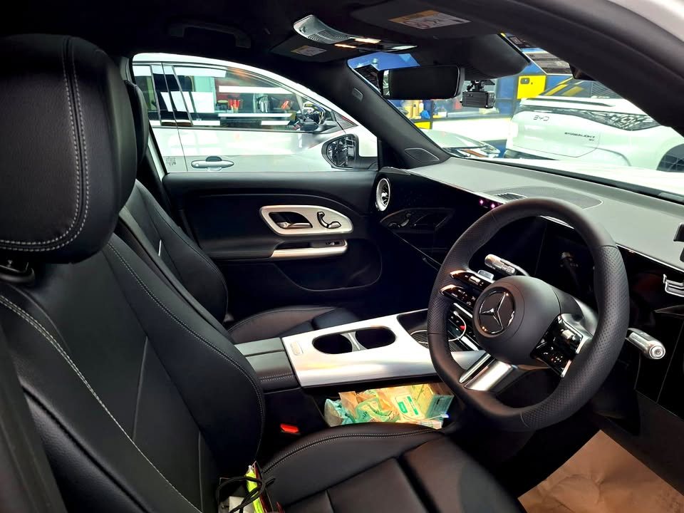 Front cabin of the GLB 200 with black leather seats and steering wheel.