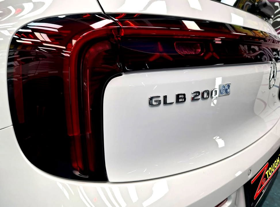 GLB 200 badge on the white tailgate beside the tail lamp.