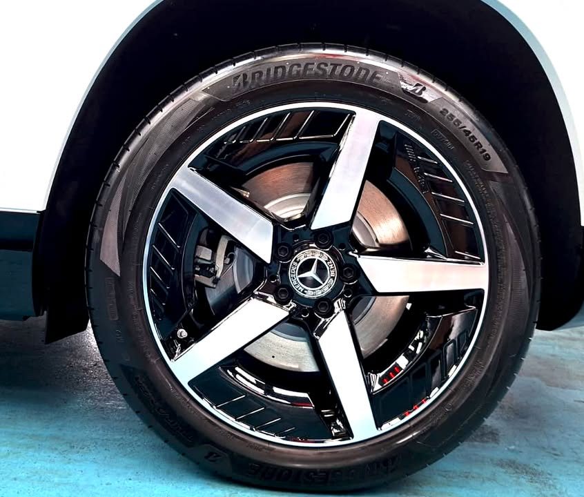 Two-tone five-spoke alloy wheel on the GLB 200.