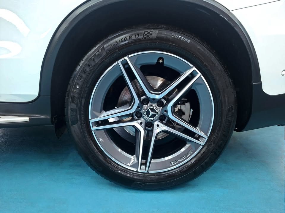Five-spoke two-tone alloy wheel with Mercedes-Benz centre cap.