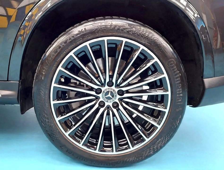 Multi-spoke alloy wheel with Mercedes-Benz centre cap.