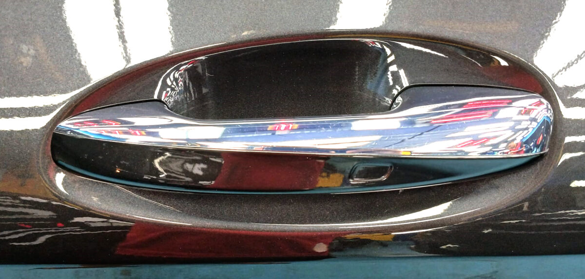 Side panel of the Mercedes-Benz GLC200 with the titanium finish locked in.