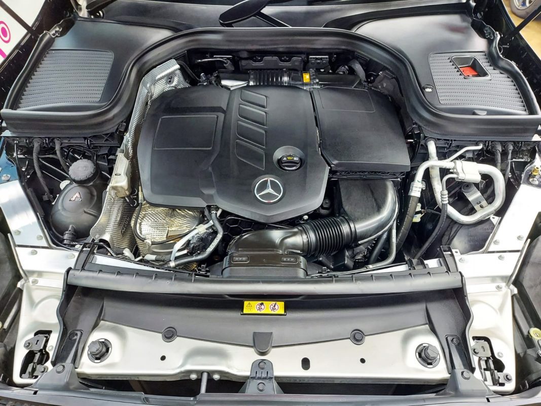 Detail of the Mercedes-Benz GLC220d's bodywork sealed with ZeTough Titanium.