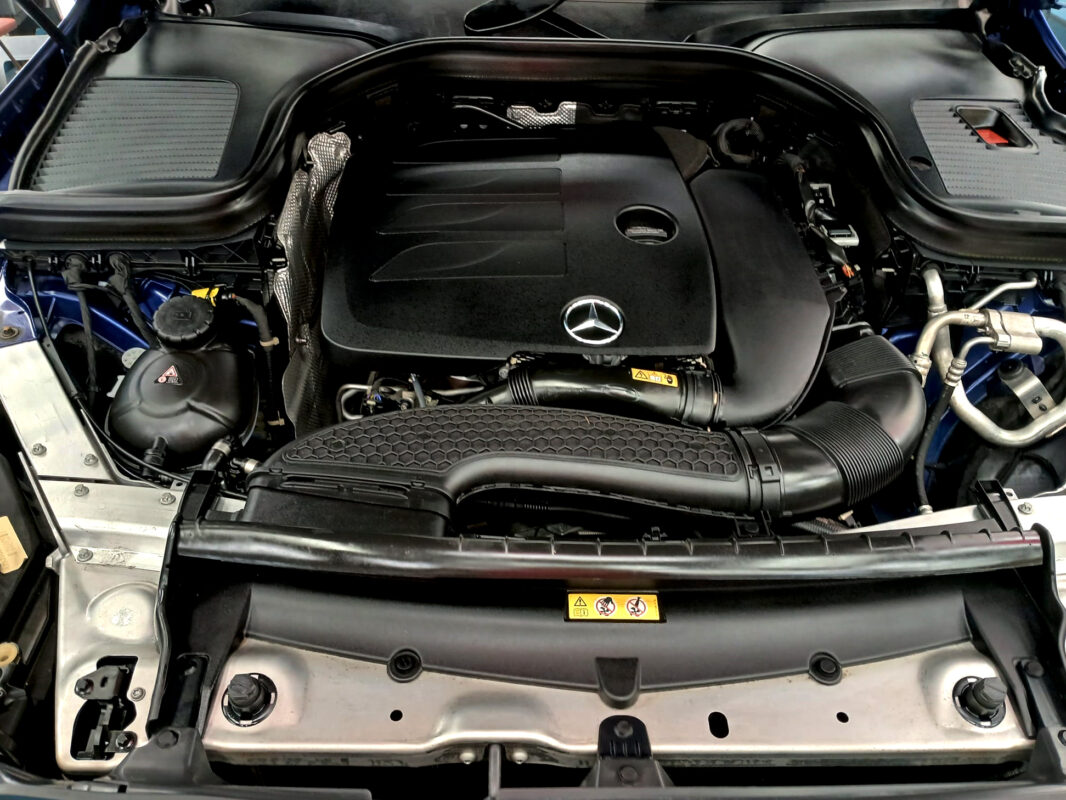 Detail of the Mercedes-Benz GLC300's bodywork sealed with ZeTough Titanium.