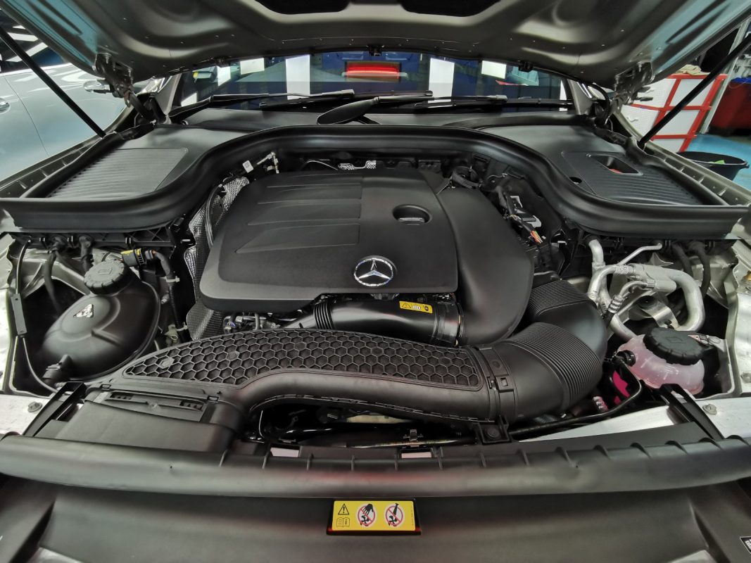 Detail of the Mercedes-Benz GLC300 AMG's bodywork sealed with ZeTough Titanium.