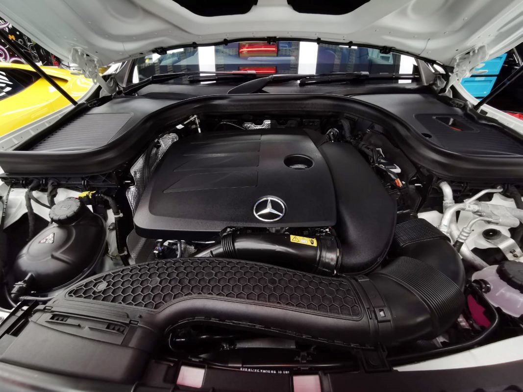 Detail of the Mercedes-Benz GLC300's bodywork sealed with ZeTough Ceramic.