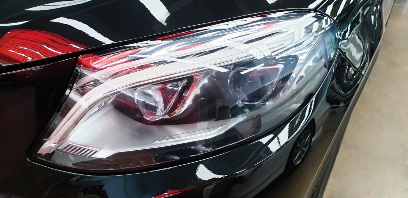 The GLE400's coated paintwork showing clean reflections.