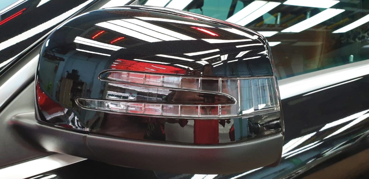 Side panel of the Mercedes-Benz GLE400 with the titanium finish locked in.