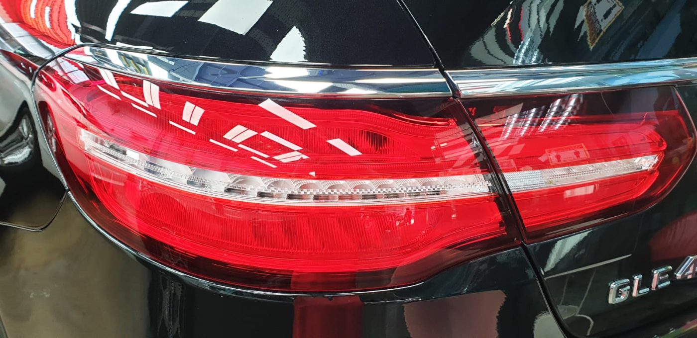 The coated bonnet of the Mercedes-Benz GLE400 under workshop lighting.