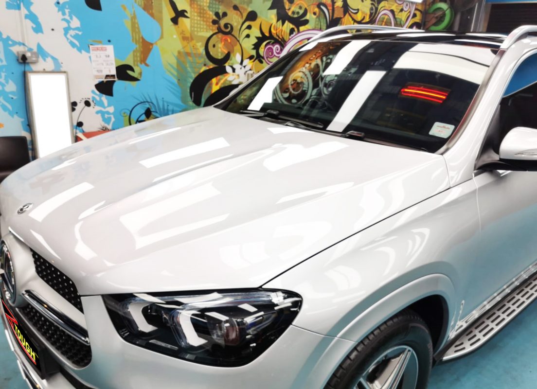 The Mercedes-Benz GLE450 from a side angle after the ceramic coating.