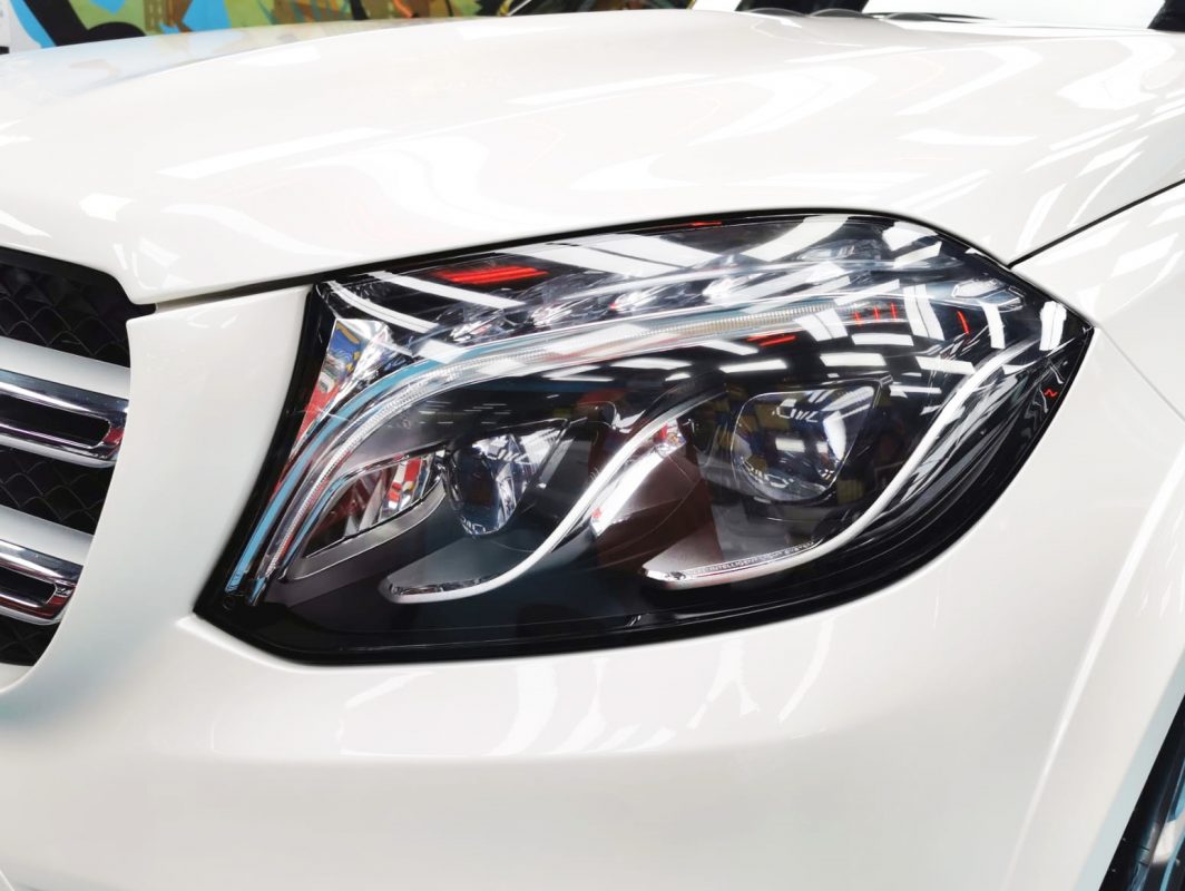 The GLS400's coated paintwork showing clean reflections.