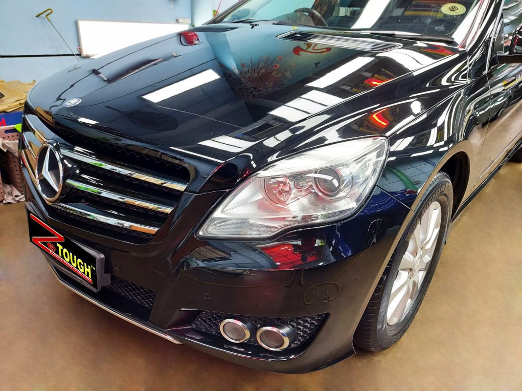 The Mercedes-Benz R300L from a side angle after the ceramic coating.