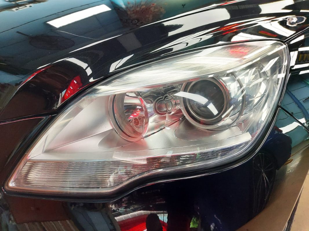 The R300L's coated paintwork showing clean reflections.