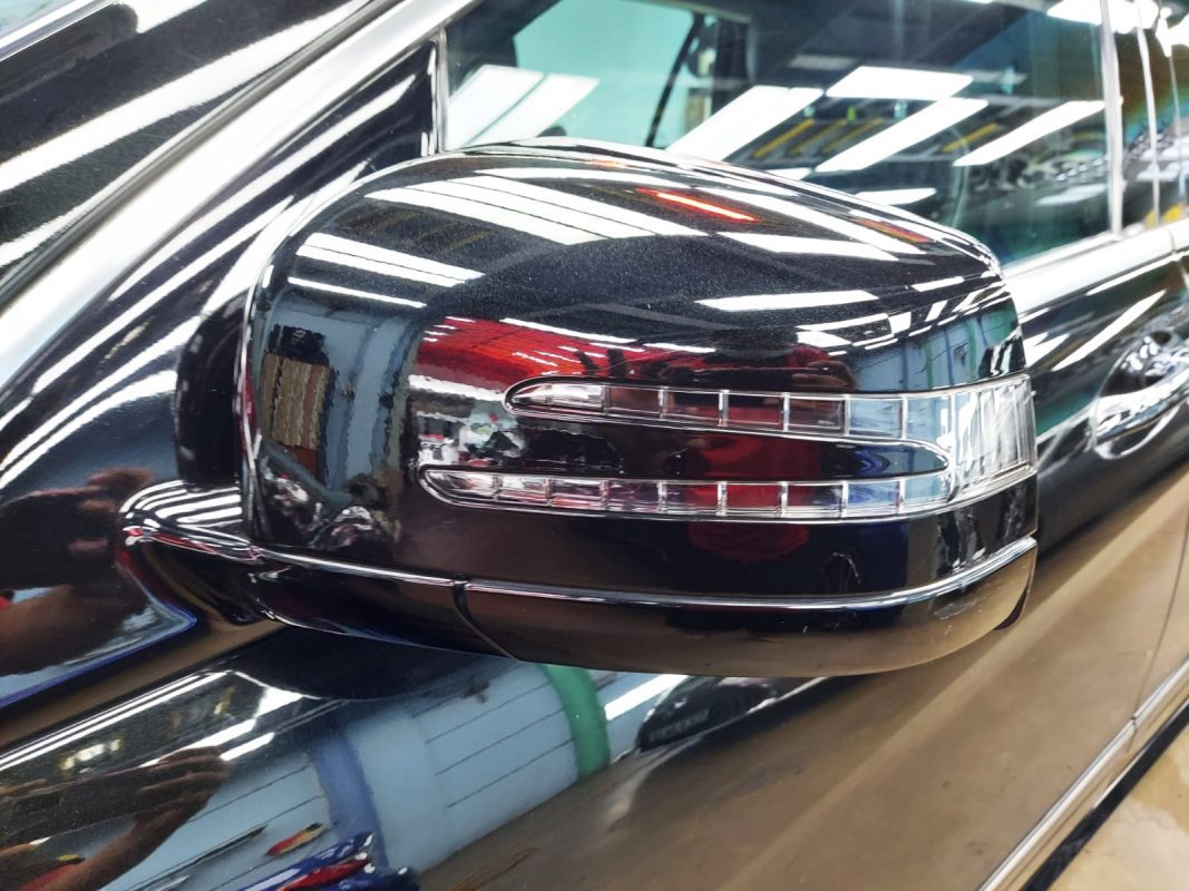 Side panel of the R300L with the ceramic finish locked in.